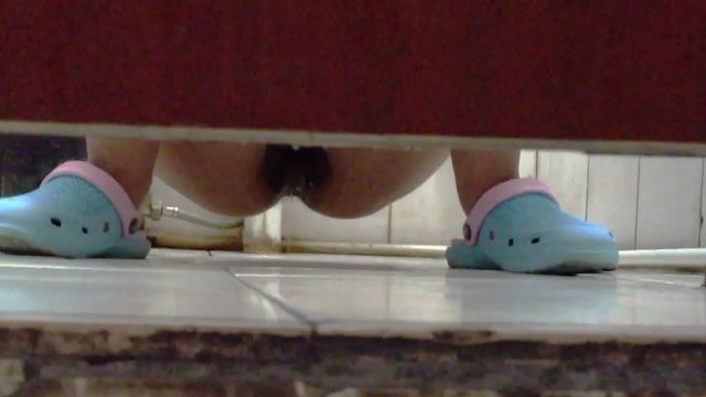 แอบถ่าย99bb ห้องน้ำชินชุกุสาวญี่ปุ่น เห็นหีหมอยอย่างดก หีดำไปหน่อย แต่น่าดู สำหรับสายโรคจิต